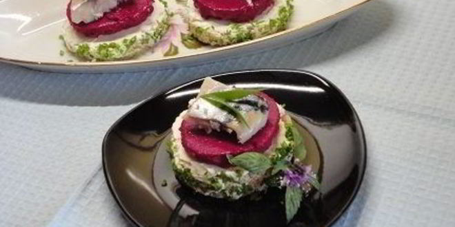 Рецепт канапе с сельдью и муссом из свеклы
