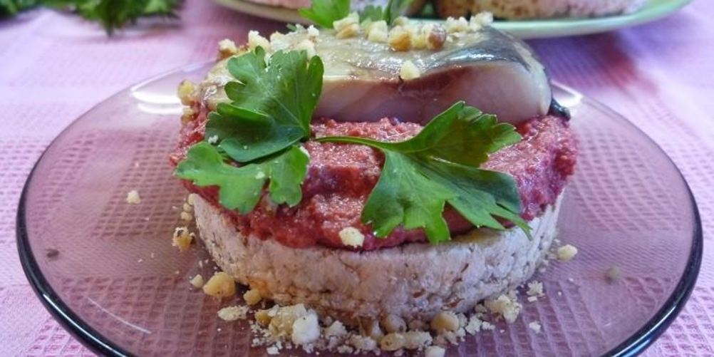 Как приготовить канапе с сельдью и свекольным песто