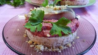 Рецепт Канапе с сельдью и свекольным песто
