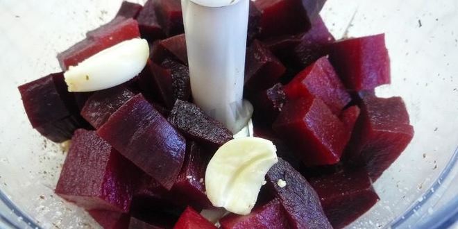 Рецепт канапе с сельдью и свекольным песто