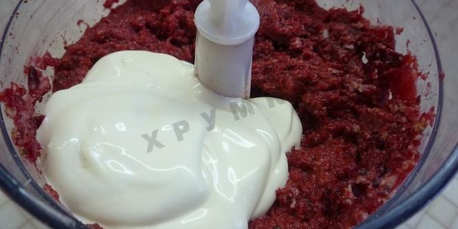 Рецепт канапе с сельдью и свекольным песто