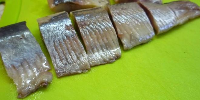 Рецепт канапе с сельдью и свекольным песто