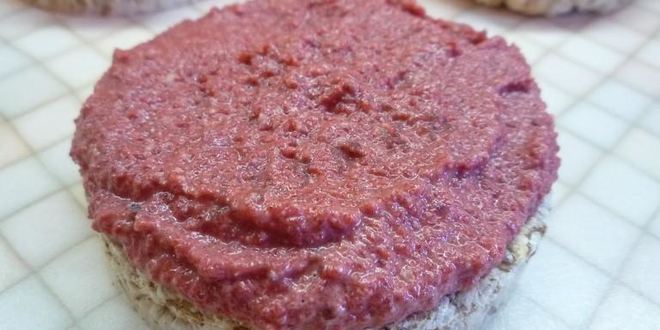 Рецепт канапе с сельдью и свекольным песто