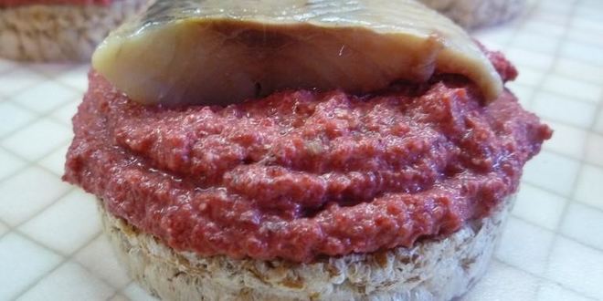 Рецепт канапе с сельдью и свекольным песто