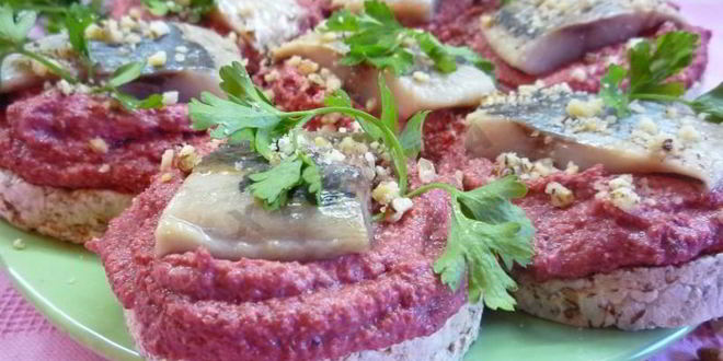 Рецепт канапе с сельдью и свекольным песто