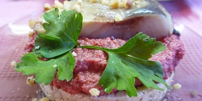 Рецепт канапе с сельдью и свекольным песто