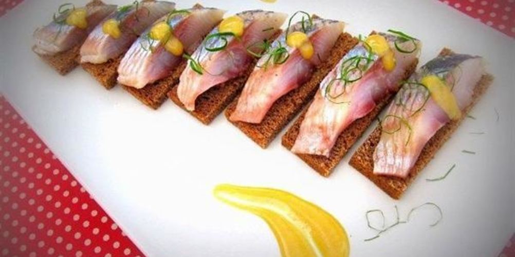 Как приготовить канапе с сельдью под горчично-медовым соусом