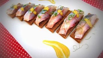 Рецепт Канапе с сельдью под горчично-медовым соусом