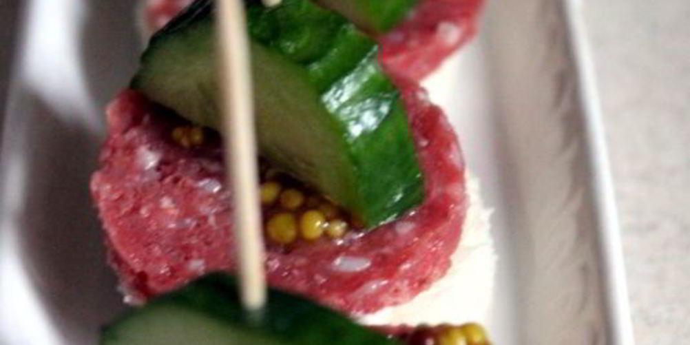 Как приготовить канапе с сервелатом и свежим огурцом