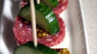 Рецепт Канапе с сервелатом и свежим огурцом