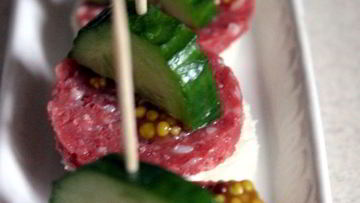 Рецепт Канапе с сервелатом и свежим огурцом