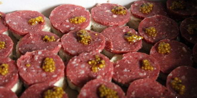 Рецепт канапе с сервелатом и свежим огурцом