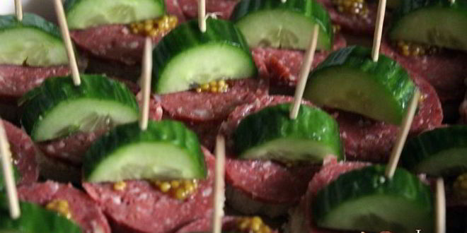 Рецепт канапе с сервелатом и свежим огурцом