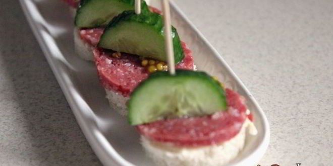 Рецепт канапе с сервелатом и свежим огурцом