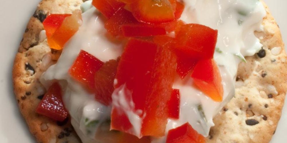 Как приготовить канапе с сырной массой и сладким перцем