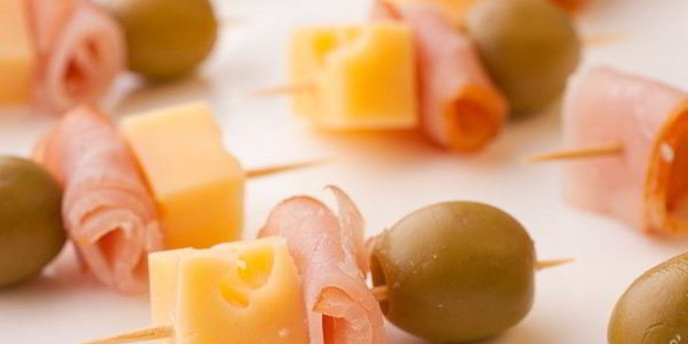 Как приготовить канапе с сыром и ветчиной