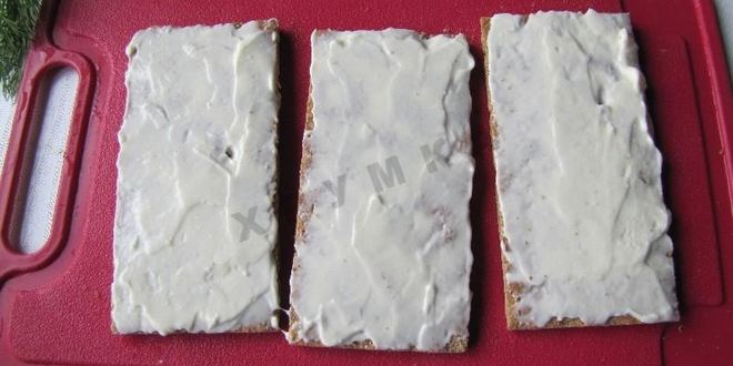 Рецепт простых канапе с сыром огурцом и икрой из хлебцев