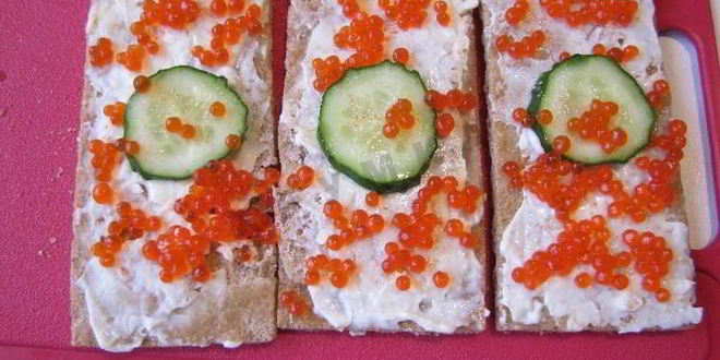Рецепт простых канапе с сыром огурцом и икрой из хлебцев