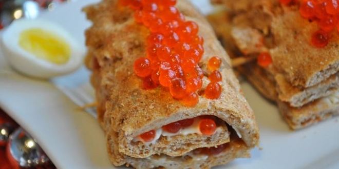 Рецепт простых канапе с сыром огурцом и икрой из хлебцев