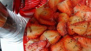 Рецепт Карпачча из клубники, лососины, грибов и копченого сыра скаморца