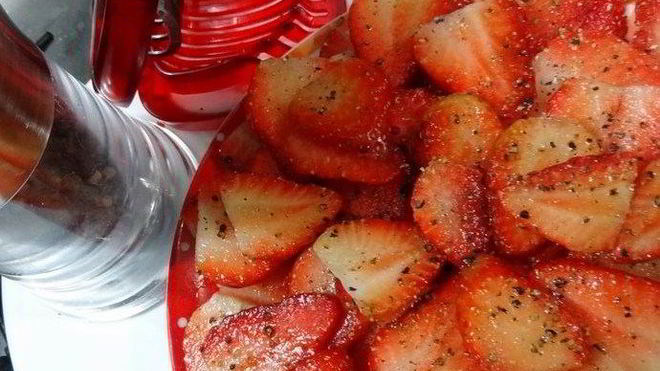 Рецепт Карпачча из клубники, лососины, грибов и копченого сыра скаморца