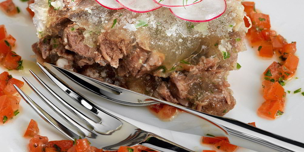 Как приготовить холодец с салатом из редиса и томатной сальсой