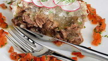 Рецепт Холодца с салатом из редиса и томатной сальсой