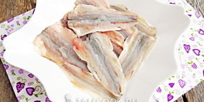 Рецепт маринованной корюшки с зеленью и перцем чили