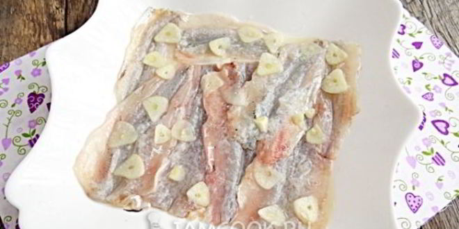 Рецепт маринованной корюшки с зеленью и перцем чили