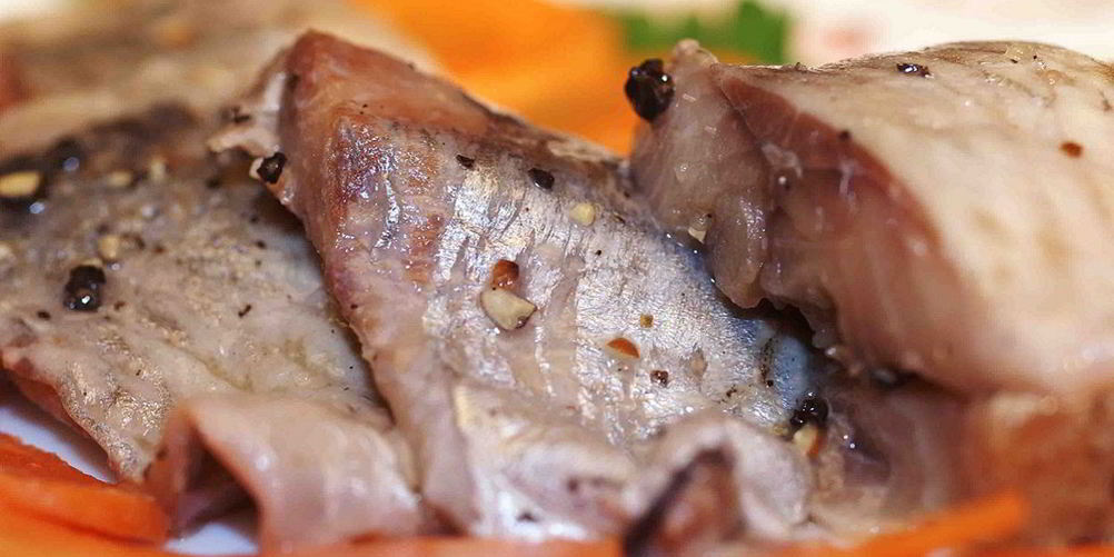 Как приготовить маринованную селедку