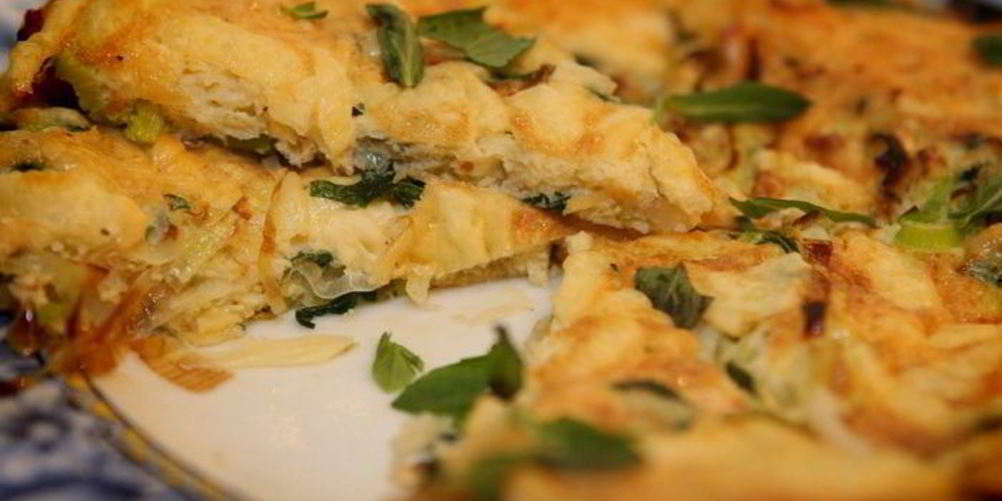 Как приготовить фриттату с луком-пореем, сыром и травами