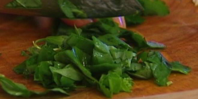 Рецепт фриттаты с луком-пореем, сыром и травами