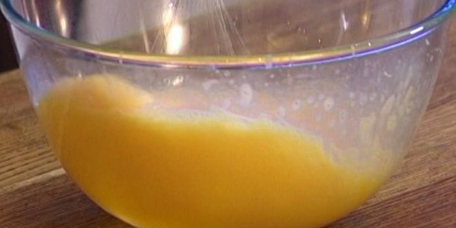 Рецепт фриттаты с луком-пореем, сыром и травами