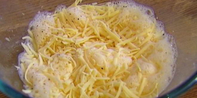 Рецепт фриттаты с луком-пореем, сыром и травами