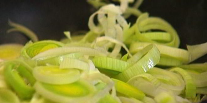 Рецепт фриттаты с луком-пореем, сыром и травами