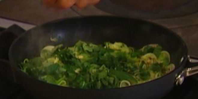 Рецепт фриттаты с луком-пореем, сыром и травами