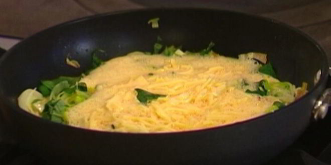 Рецепт фриттаты с луком-пореем, сыром и травами