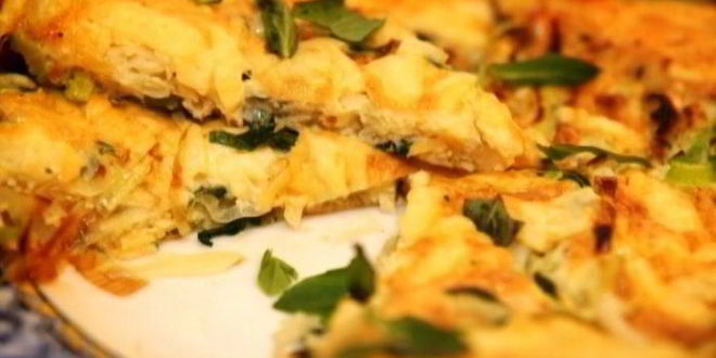 Рецепт фриттаты с луком-пореем, сыром и травами