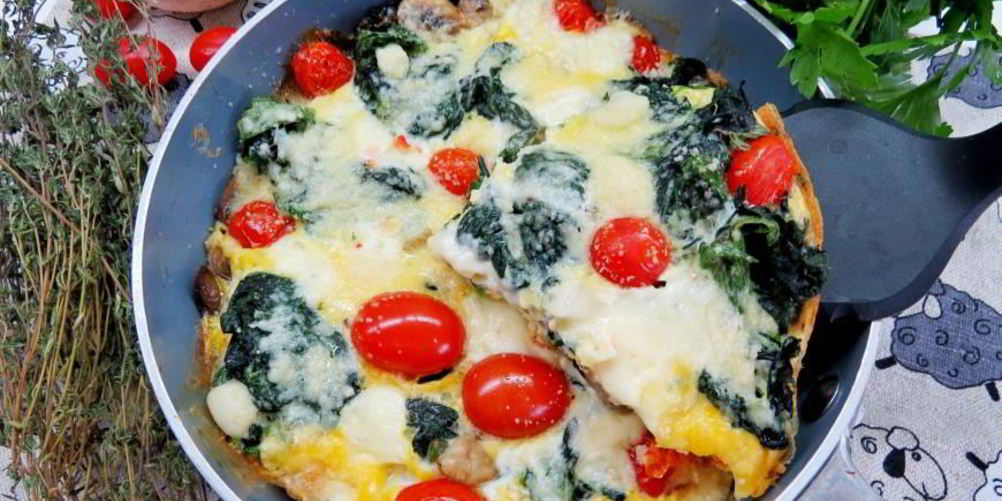 Как приготовить фриттату со шпинатом, помидорами черри и двумя сырами