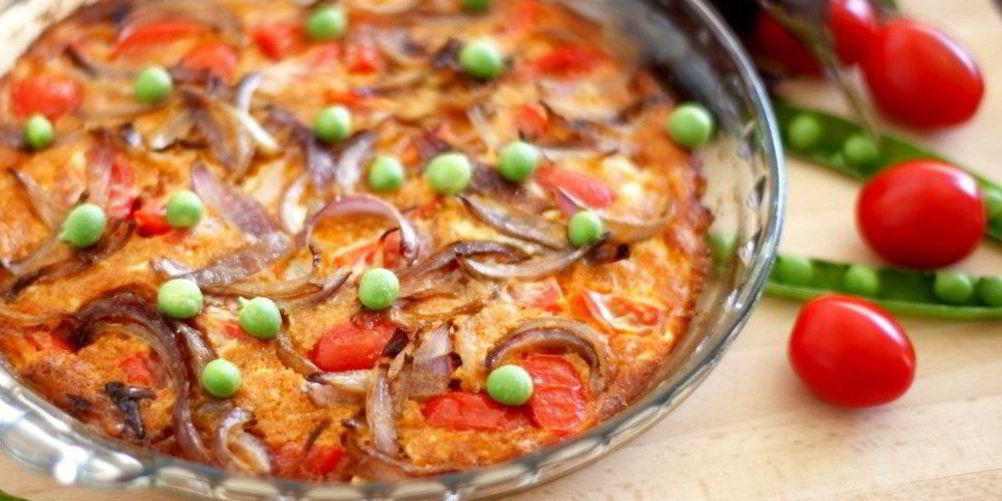 Как приготовить омлет с чоризо, овсяным молоком, помидорами черри и зеленым горошком