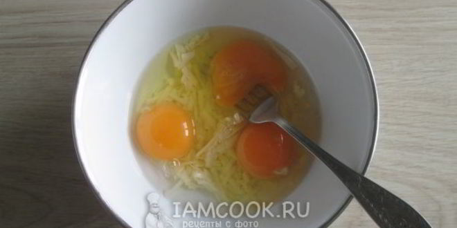 Рецепт омлета с грибами и сыром