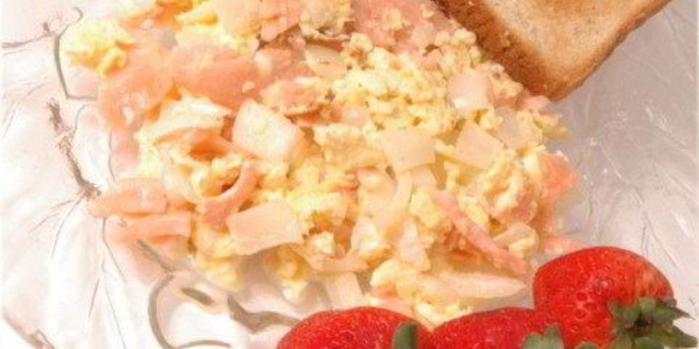 Как приготовить омлет с копченым лососем, мацой и укропом