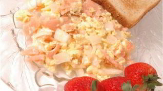 Рецепт Омлета с копченым лососем, мацой и укропом