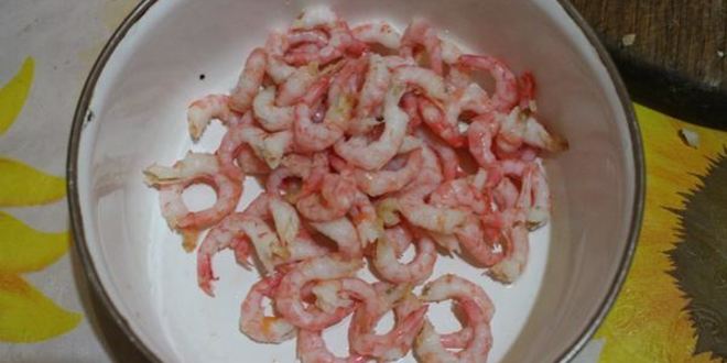 Рецепт омлета с креветками и грибами на подушке из рукколы