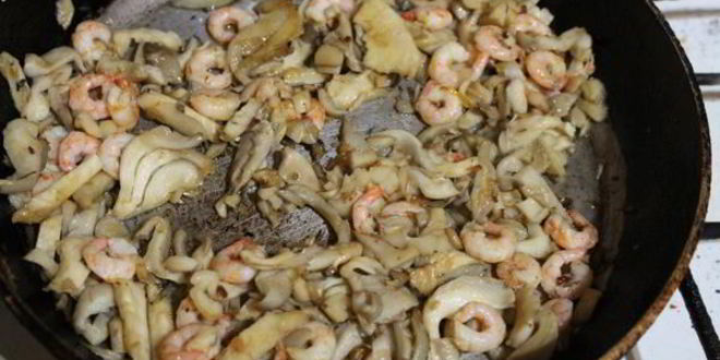 Рецепт омлета с креветками и грибами на подушке из рукколы