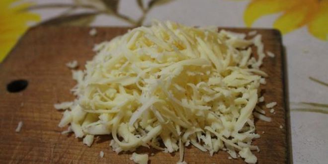 Рецепт омлета с креветками и грибами на подушке из рукколы