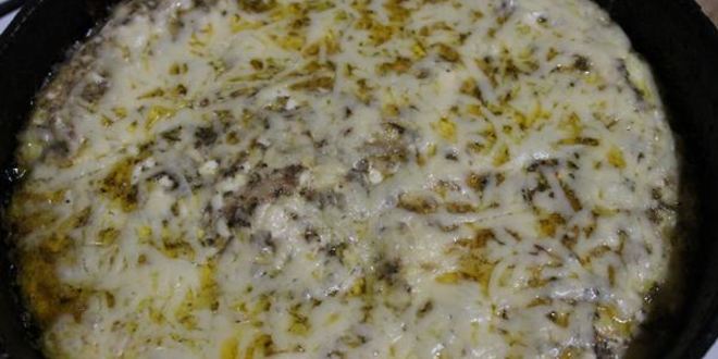 Рецепт омлета с креветками и грибами на подушке из рукколы