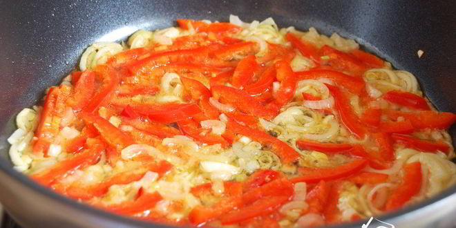 Рецепт омлета с креветками и овощами