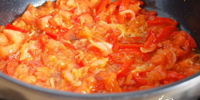 Рецепт омлета с креветками и овощами