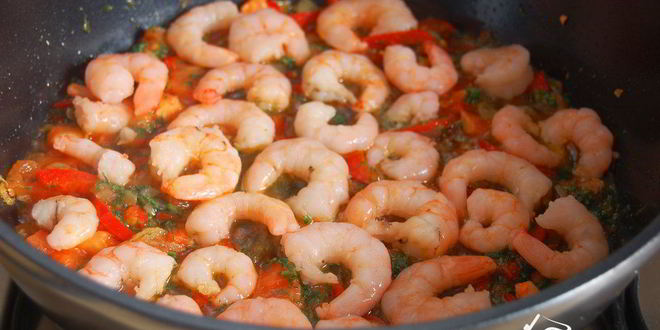 Рецепт омлета с креветками и овощами